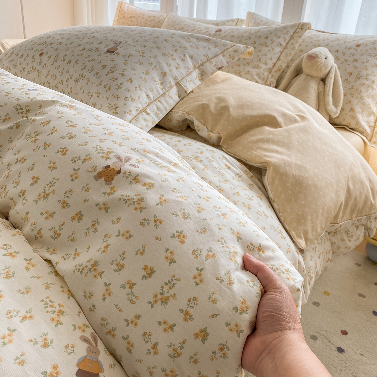 91家纺网 家纺一手货源 找家纺 钰锦铂2026新款直播爆款全棉四件套13070吊边床单一字绣印花纯棉三件套四件套 兔兔-咖