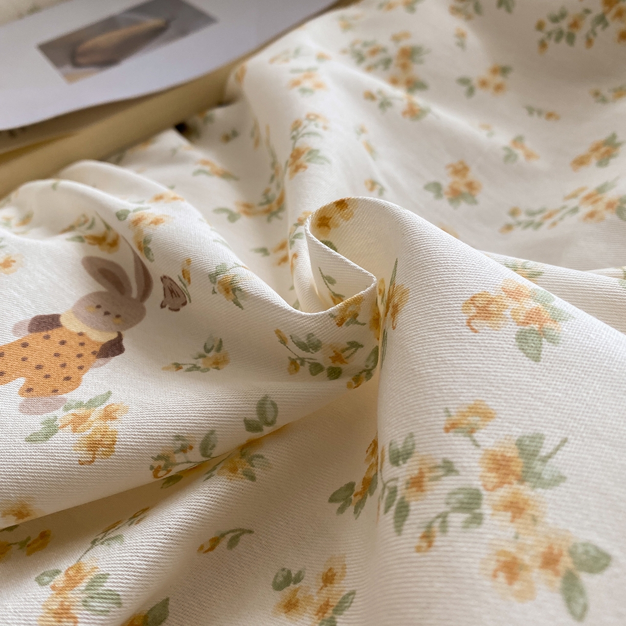 91家纺网 家纺一手货源 找家纺 钰锦铂2026新款直播爆款全棉四件套13070吊边床单一字绣印花纯棉三件套四件套 兔兔-咖