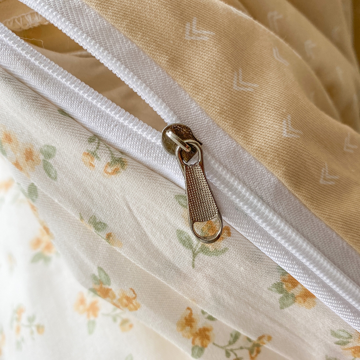 91家纺网 家纺一手货源 找家纺 钰锦铂2026新款直播爆款全棉四件套13070吊边床单一字绣印花纯棉三件套四件套 兔兔-咖