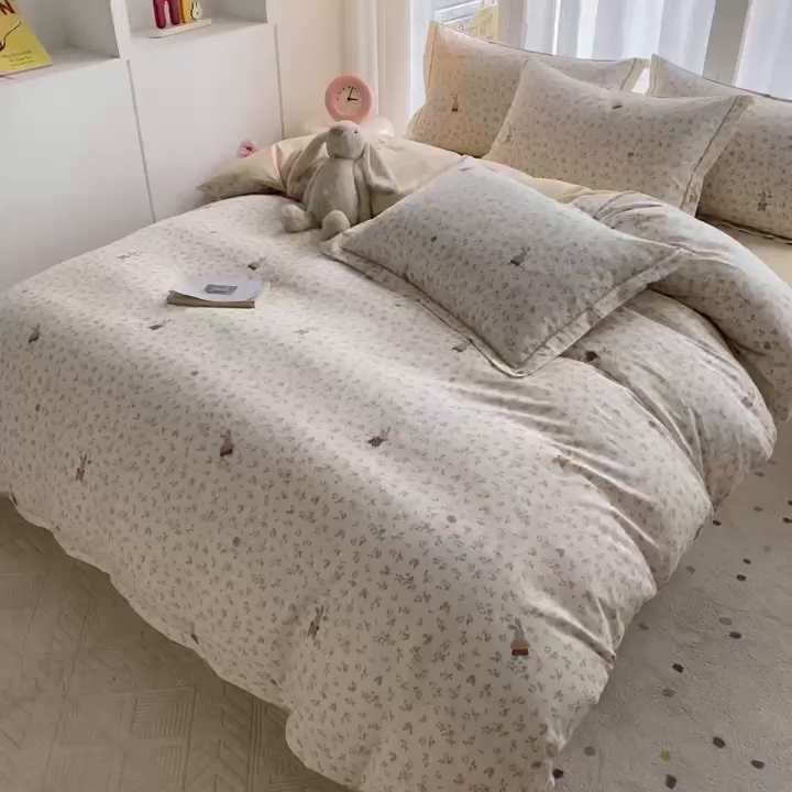 91家纺网 家纺一手货源 找家纺 钰锦铂2026新款直播爆款全棉四件套13070吊边床单一字绣印花纯棉三件套四件套 兔兔-咖