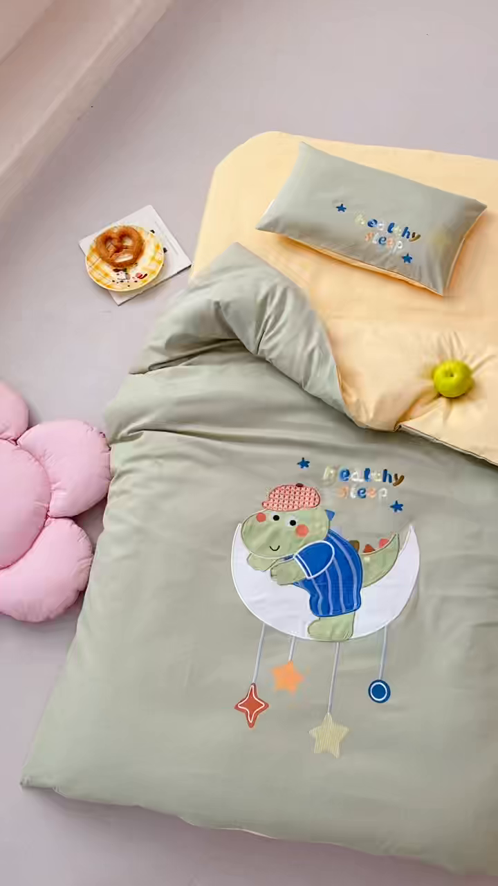 91家纺网 家纺一手货源 找家纺 宝贝优选 2026新款100支澳棉纯棉幼儿园学生三件套多件套 恐龙宝宝