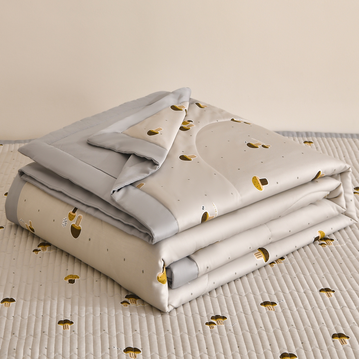 91家纺网 家纺一手货源 找家纺 金艾草 2026新款莫代尔天丝印花夏被床盖四件套三件套 蘑菇派