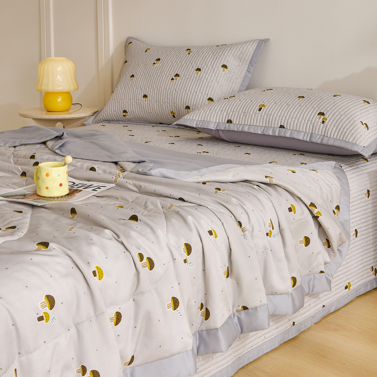 91家纺网 家纺一手货源 找家纺 金艾草 2026新款莫代尔天丝印花夏被床盖四件套三件套 蘑菇派