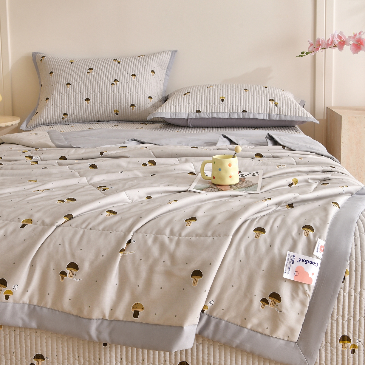 91家纺网 家纺一手货源 找家纺 金艾草 2026新款莫代尔天丝印花夏被床盖四件套三件套 蘑菇派