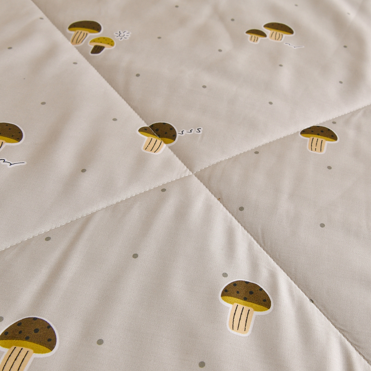 91家纺网 家纺一手货源 找家纺 金艾草 2026新款莫代尔天丝印花夏被床盖四件套三件套 蘑菇派