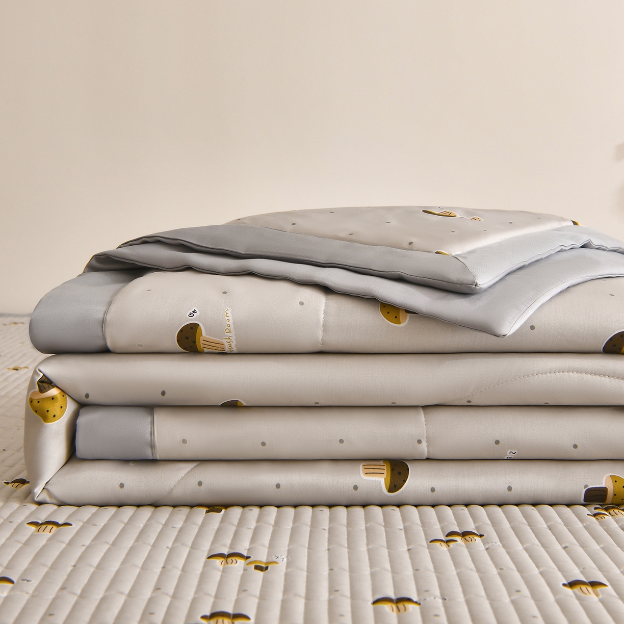 91家纺网 家纺一手货源 找家纺 金艾草 2026新款莫代尔天丝印花夏被床盖四件套三件套 蘑菇派