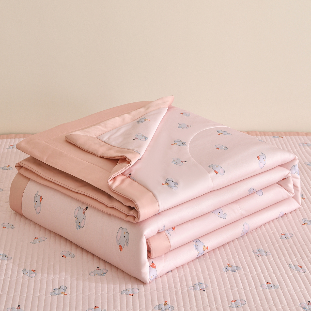 91家纺网 家纺一手货源 找家纺 金艾草 2026新款莫代尔天丝印花夏被床盖四件套三件套 粉色-小象