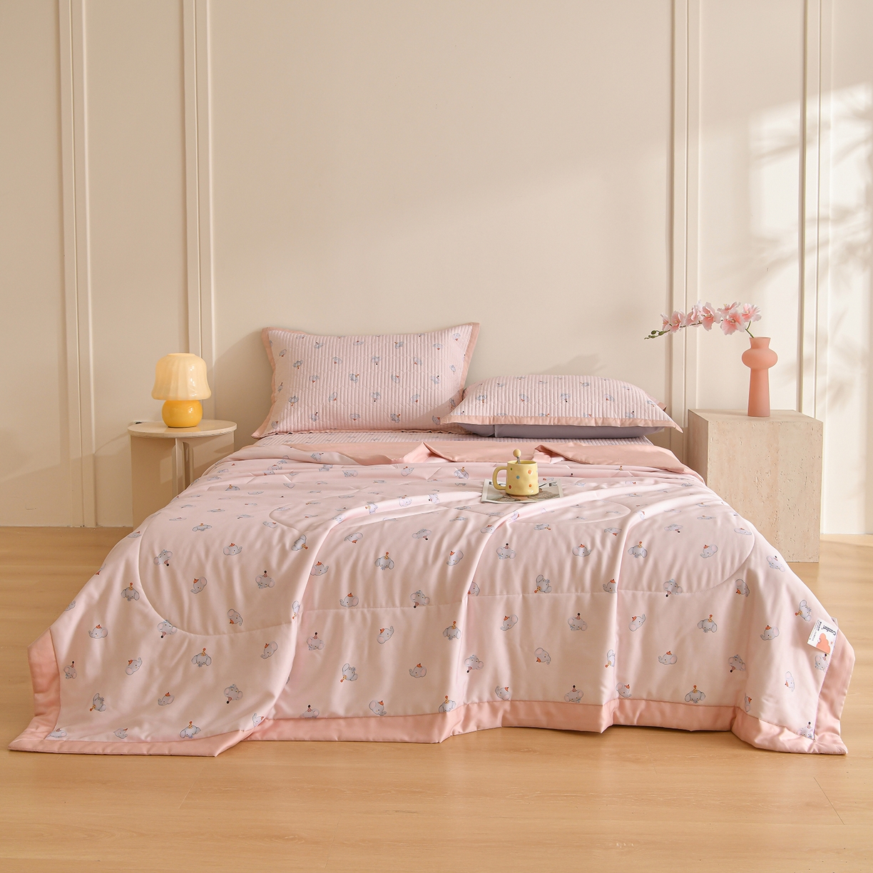 91家纺网 家纺一手货源 找家纺 金艾草 2026新款莫代尔天丝印花夏被床盖四件套三件套 粉色-小象