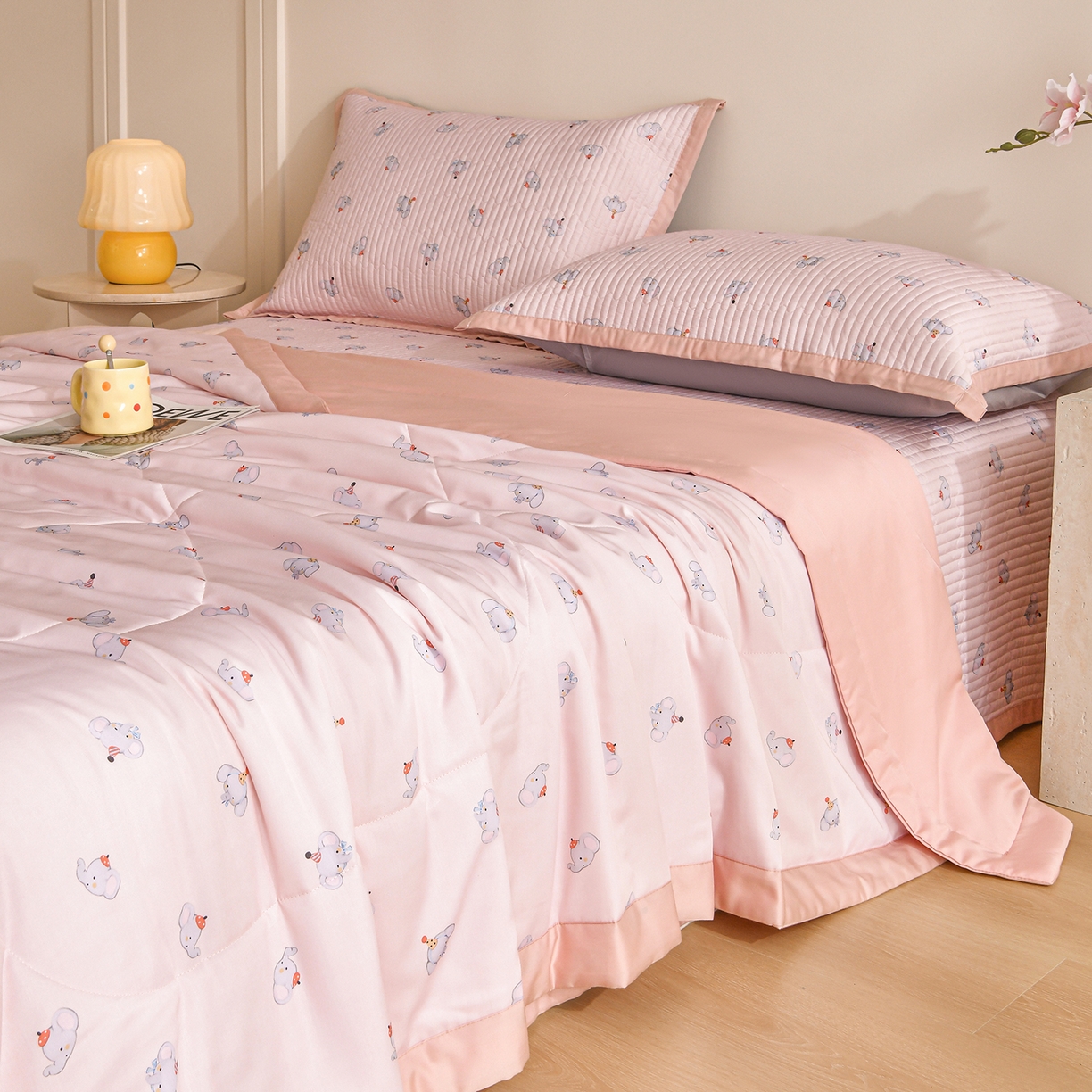 91家纺网 家纺一手货源 找家纺 金艾草 2026新款莫代尔天丝印花夏被床盖四件套三件套 粉色-小象