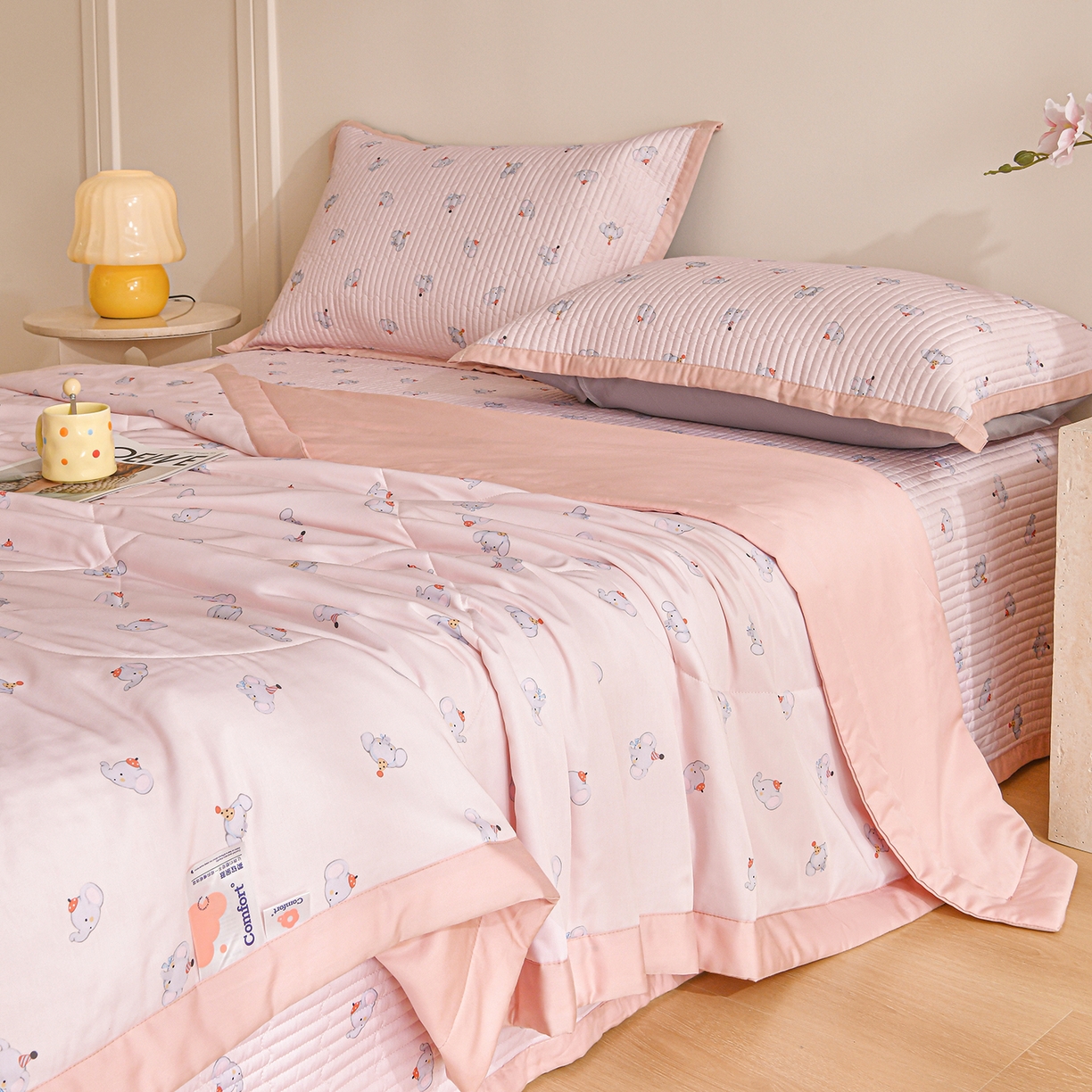 91家纺网 家纺一手货源 找家纺 金艾草 2026新款莫代尔天丝印花夏被床盖四件套三件套 粉色-小象