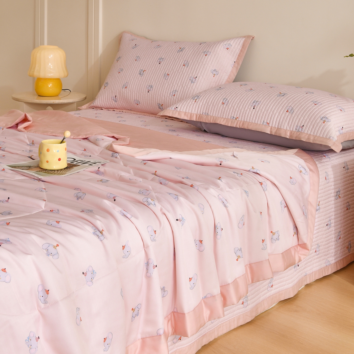 91家纺网 家纺一手货源 找家纺 金艾草 2026新款莫代尔天丝印花夏被床盖四件套三件套 粉色-小象