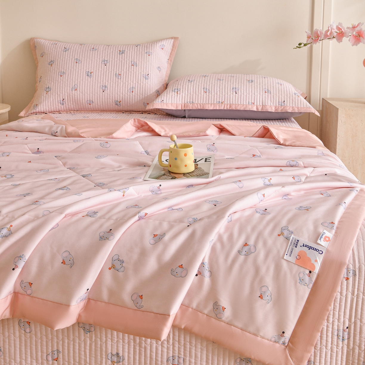 91家纺网 家纺一手货源 找家纺 金艾草 2026新款莫代尔天丝印花夏被床盖四件套三件套 粉色-小象