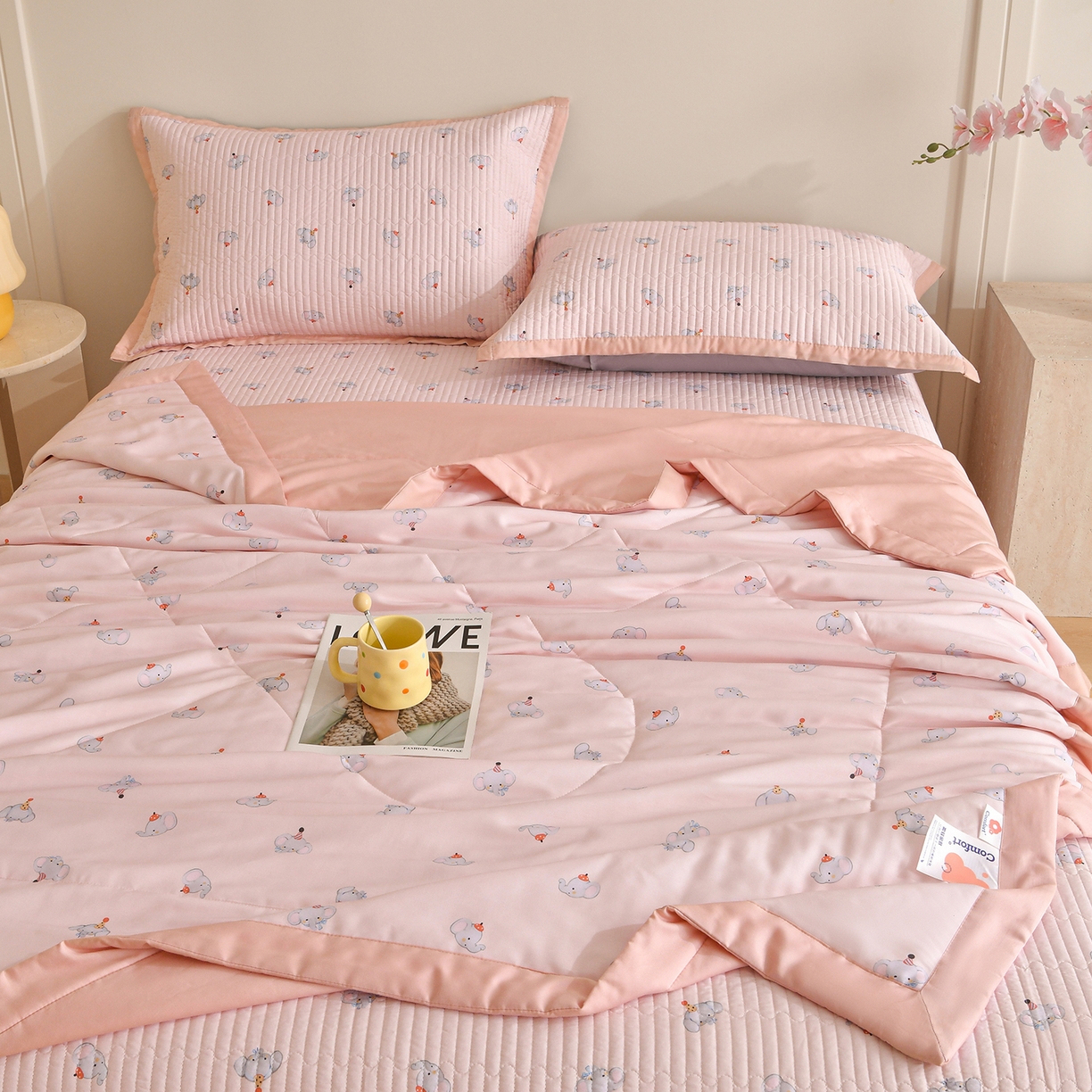 91家纺网 家纺一手货源 找家纺 金艾草 2026新款莫代尔天丝印花夏被床盖四件套三件套 粉色-小象