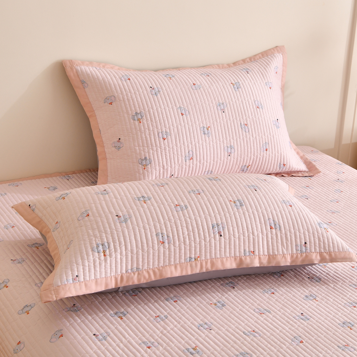 91家纺网 家纺一手货源 找家纺 金艾草 2026新款莫代尔天丝印花夏被床盖四件套三件套 粉色-小象