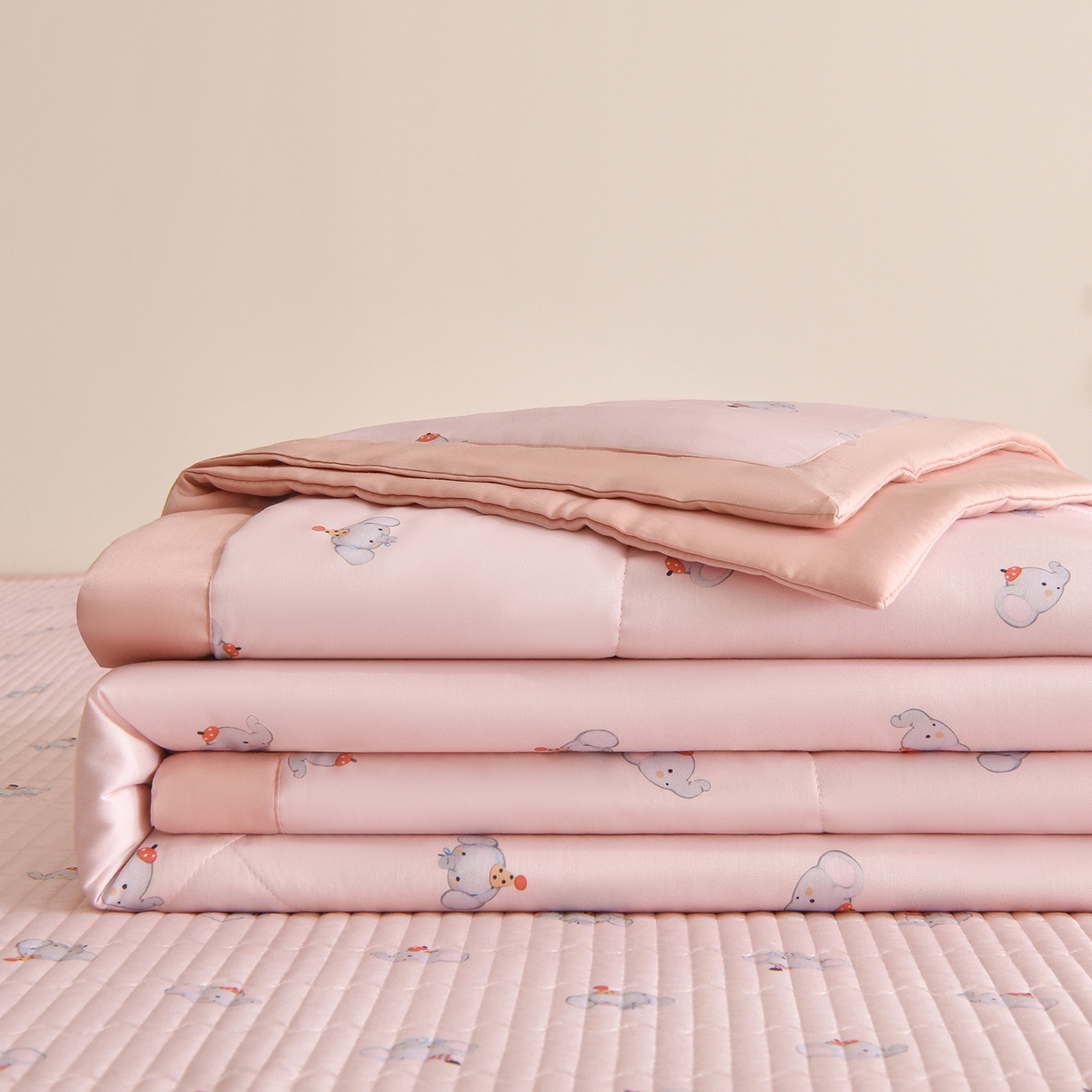 91家纺网 家纺一手货源 找家纺 金艾草 2026新款莫代尔天丝印花夏被床盖四件套三件套 粉色-小象