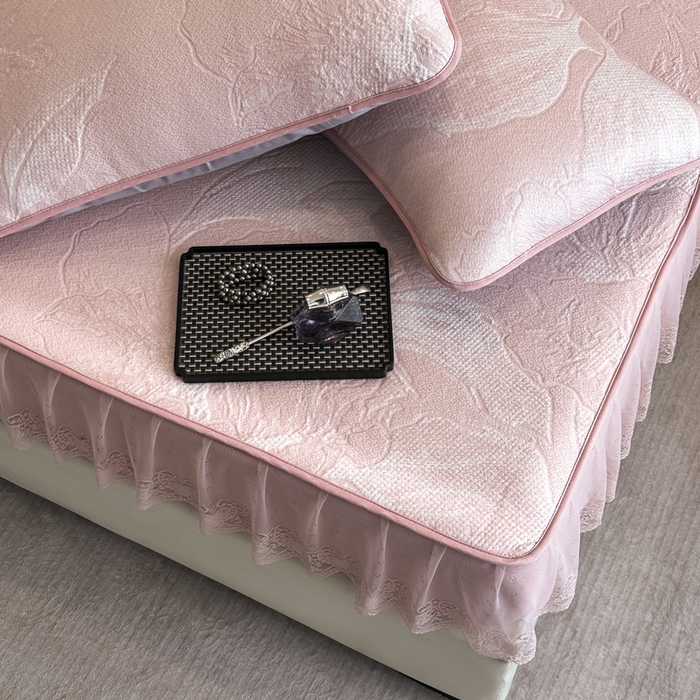 91家纺网 家纺一手货源 找家纺 布柔 2026新款PE床笠床裙凉席中分子双面提花复合凉豆豆软席二合一可机洗 花韵粉