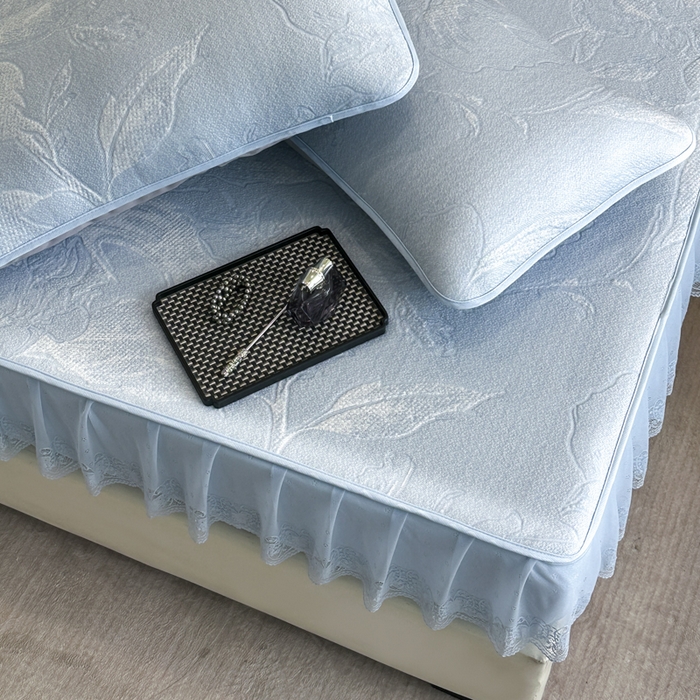 91家纺网 家纺一手货源 找家纺 布柔 2026新款PE床笠床裙凉席中分子双面提花复合凉豆豆软席二合一可机洗 花韵蓝