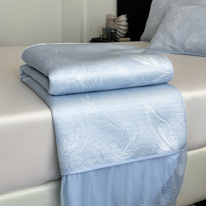 91家纺网 家纺一手货源 找家纺 布柔 2026新款PE床笠床裙凉席中分子双面提花复合凉豆豆软席二合一可机洗 花韵蓝