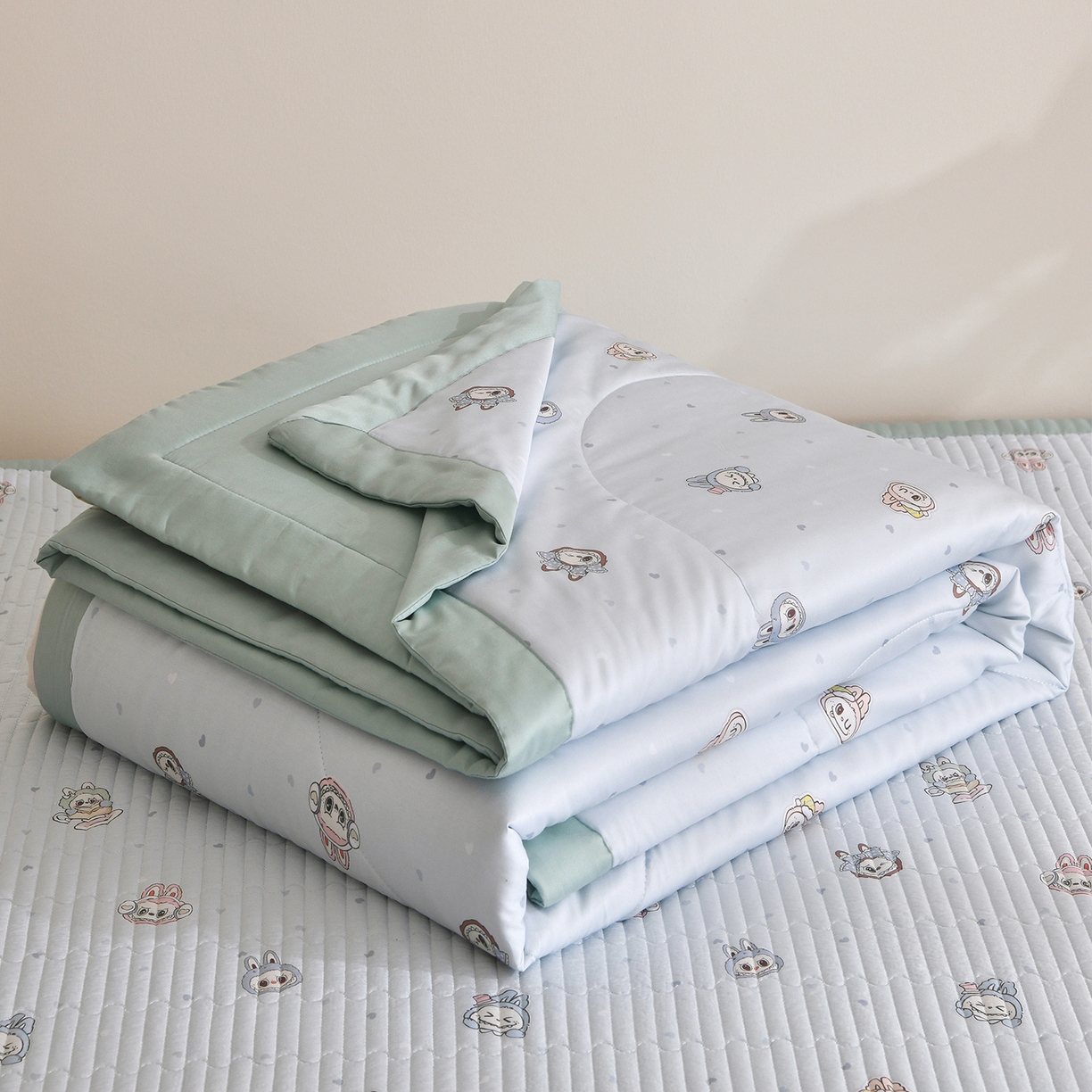 91家纺网 家纺一手货源 找家纺 金艾草 2026新款莫代尔天丝印花夏被床盖四件套三件套 拉布布-蓝