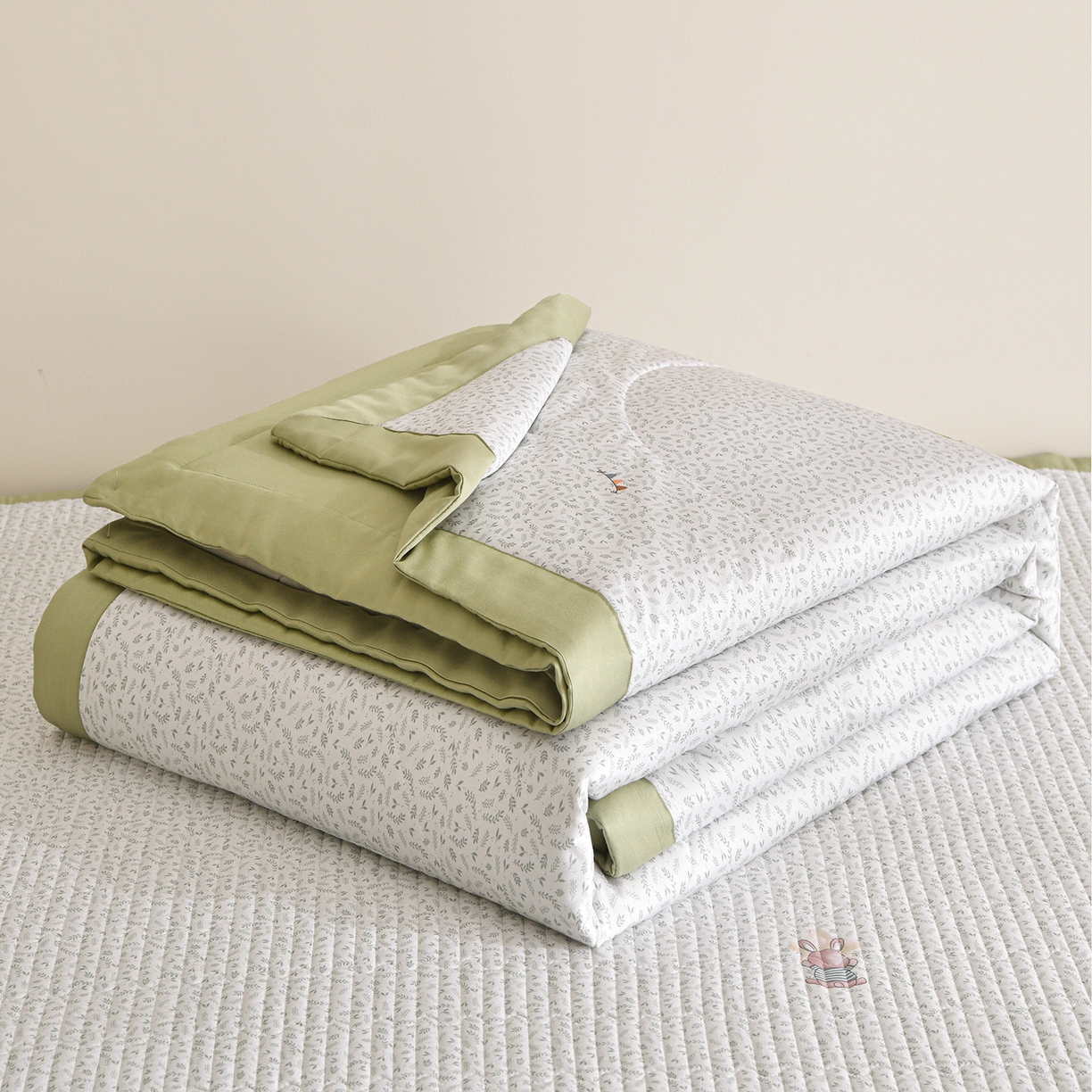 91家纺网 家纺一手货源 找家纺 金艾草 2026新款莫代尔天丝印花夏被床盖四件套三件套 森林奇遇