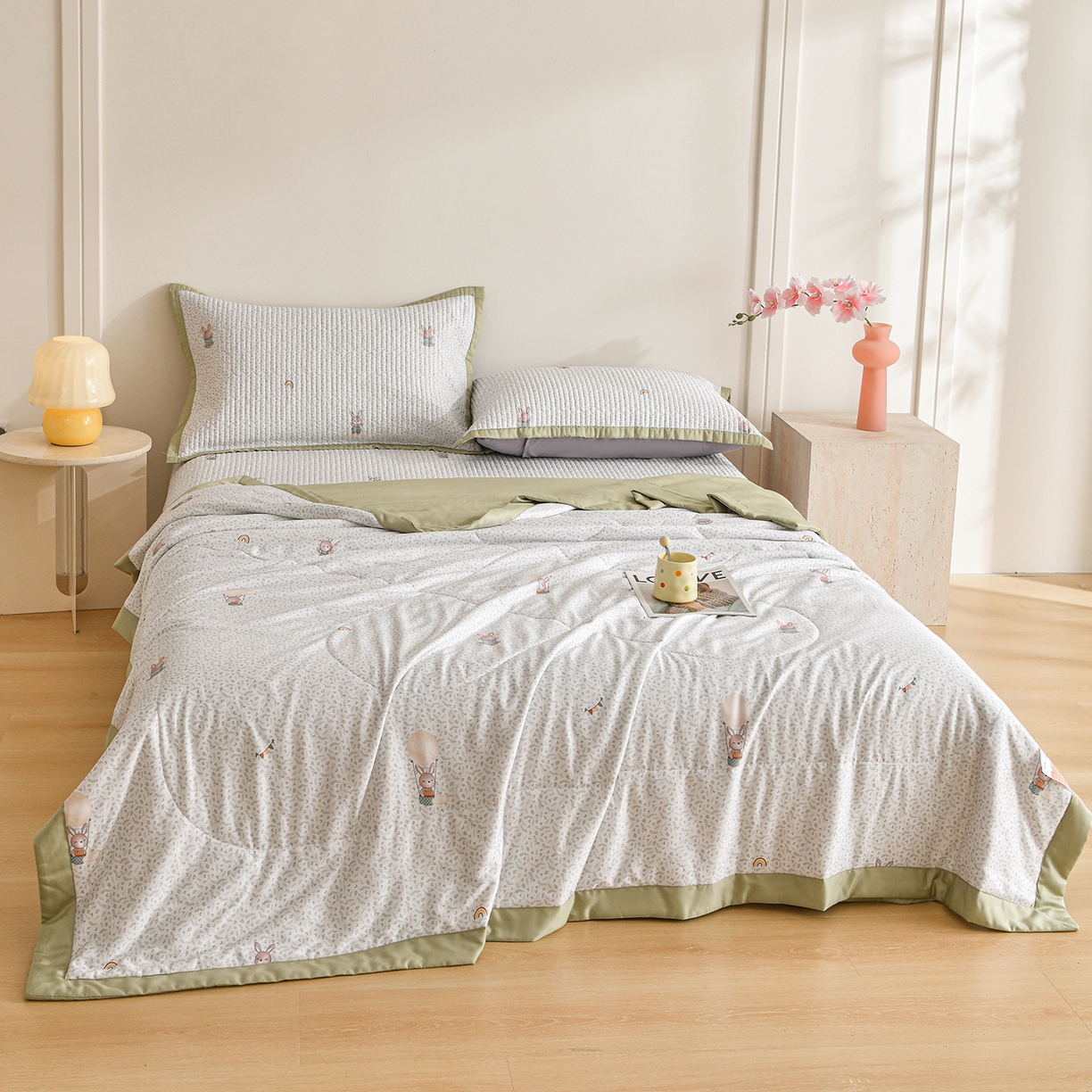 91家纺网 家纺一手货源 找家纺 金艾草 2026新款莫代尔天丝印花夏被床盖四件套三件套 森林奇遇