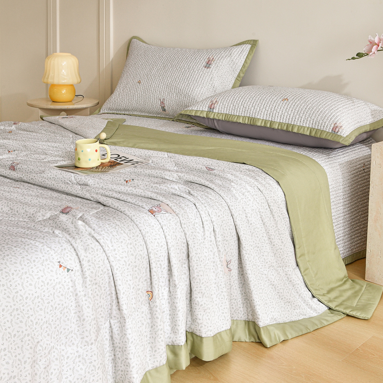 91家纺网 家纺一手货源 找家纺 金艾草 2026新款莫代尔天丝印花夏被床盖四件套三件套 森林奇遇