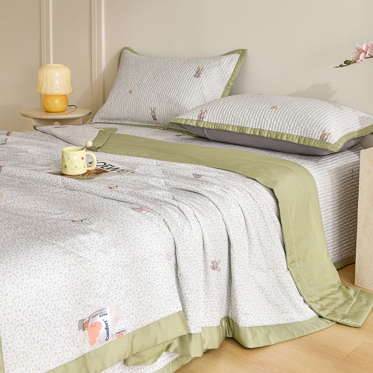 91家纺网 家纺一手货源 找家纺 金艾草 2026新款莫代尔天丝印花夏被床盖四件套三件套 森林奇遇