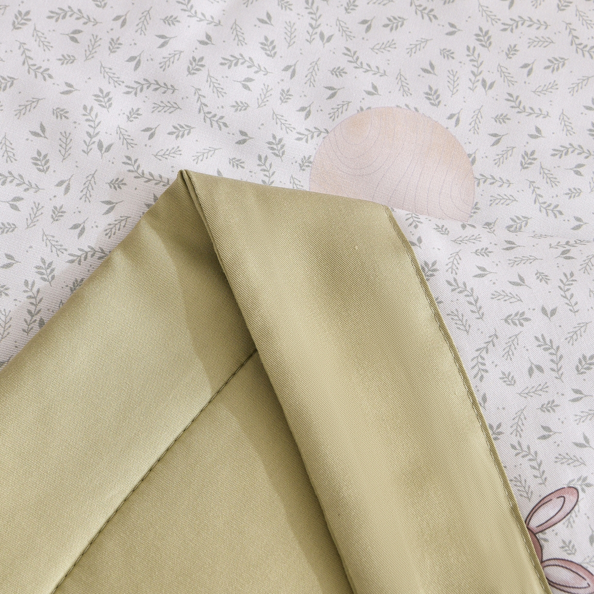 91家纺网 家纺一手货源 找家纺 金艾草 2026新款莫代尔天丝印花夏被床盖四件套三件套 森林奇遇