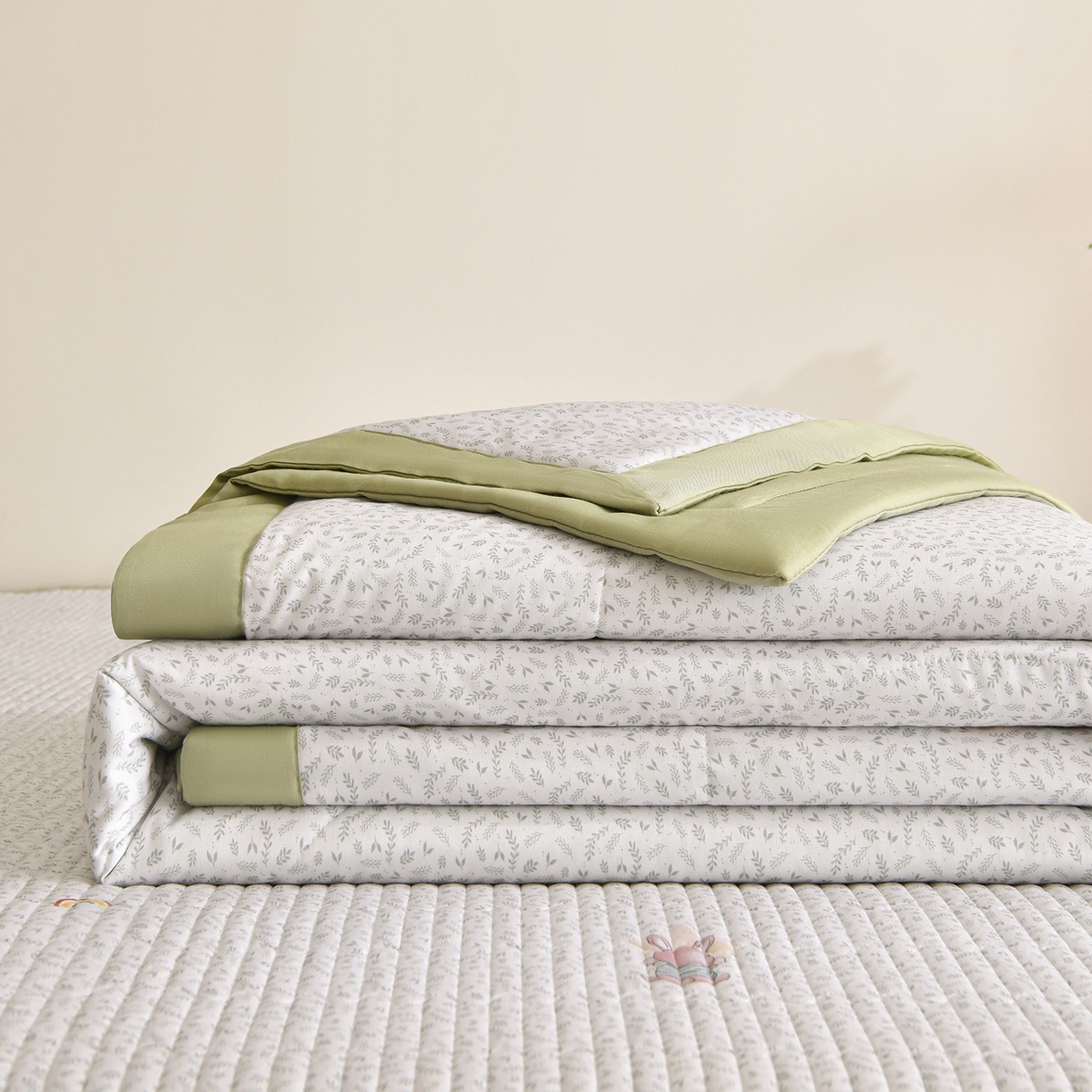 91家纺网 家纺一手货源 找家纺 金艾草 2026新款莫代尔天丝印花夏被床盖四件套三件套 森林奇遇