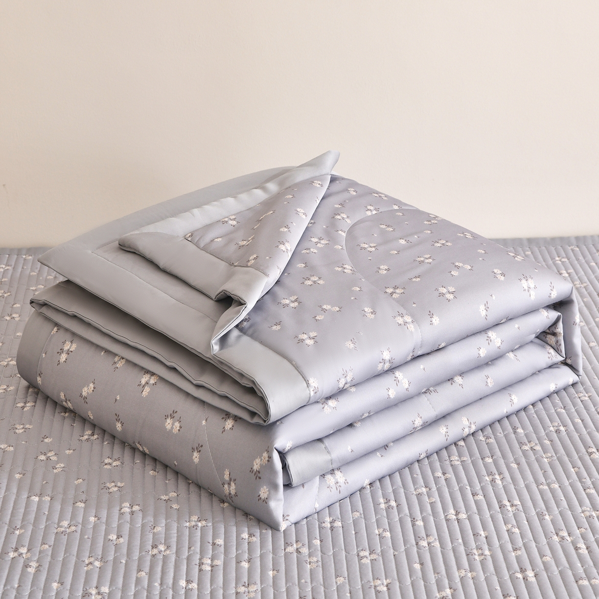 91家纺网 家纺一手货源 找家纺 金艾草 2026新款莫代尔天丝印花夏被床盖四件套三件套 山茶花-灰色