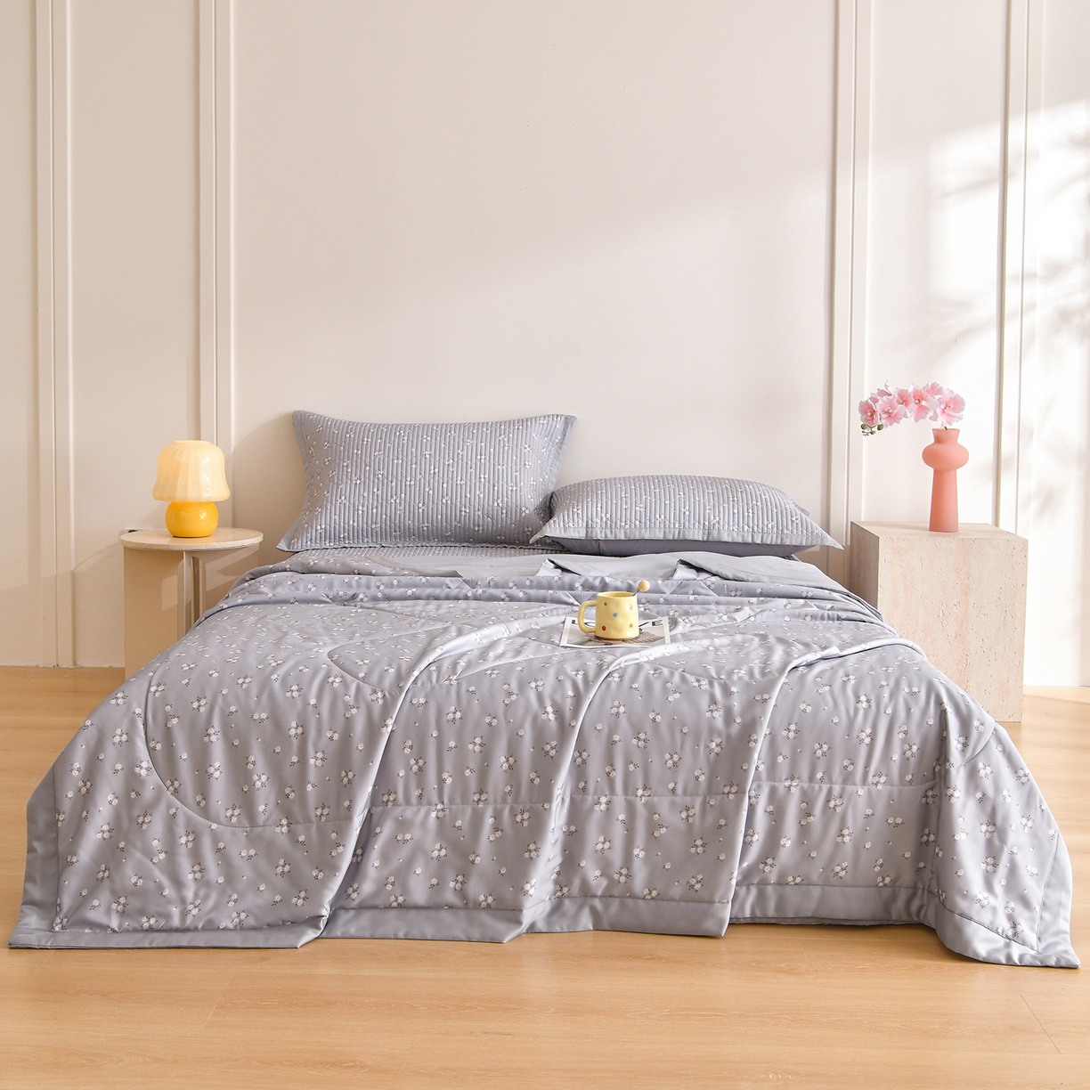 91家纺网 家纺一手货源 找家纺 金艾草 2026新款莫代尔天丝印花夏被床盖四件套三件套 山茶花-灰色