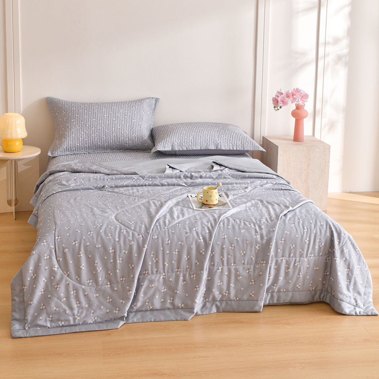 91家纺网 家纺一手货源 找家纺 金艾草 2026新款莫代尔天丝印花夏被床盖四件套三件套 山茶花-灰色