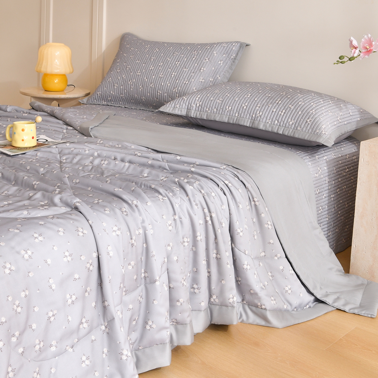 91家纺网 家纺一手货源 找家纺 金艾草 2026新款莫代尔天丝印花夏被床盖四件套三件套 山茶花-灰色