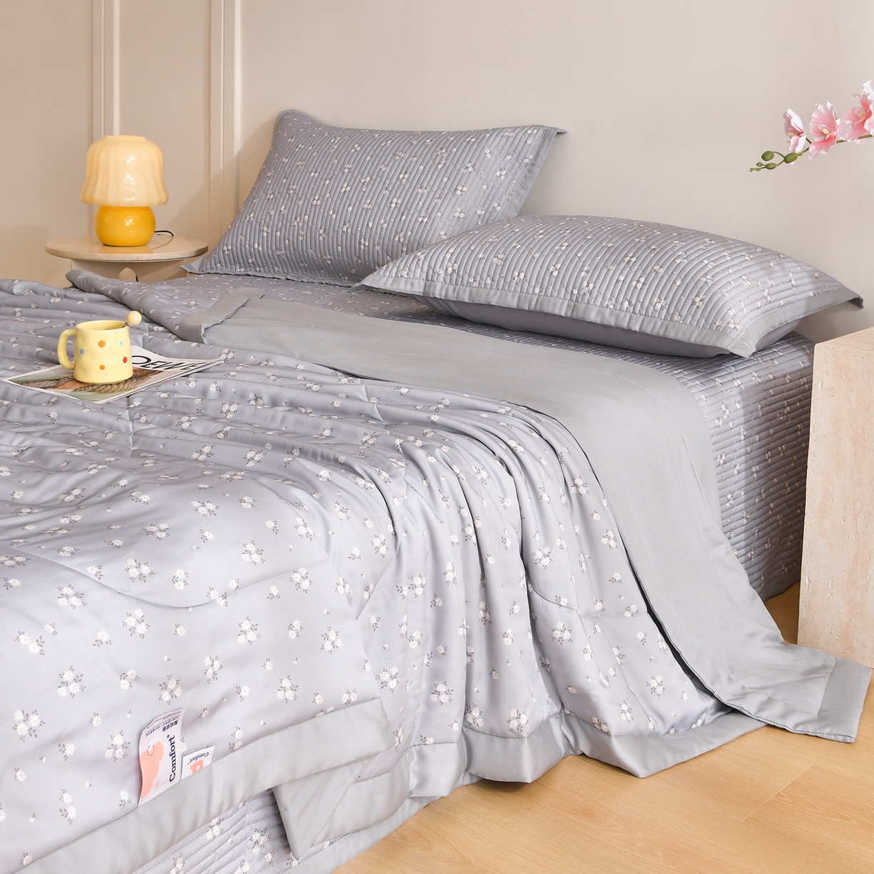 91家纺网 家纺一手货源 找家纺 金艾草 2026新款莫代尔天丝印花夏被床盖四件套三件套 山茶花-灰色