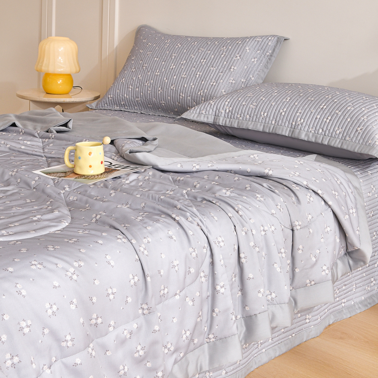 91家纺网 家纺一手货源 找家纺 金艾草 2026新款莫代尔天丝印花夏被床盖四件套三件套 山茶花-灰色