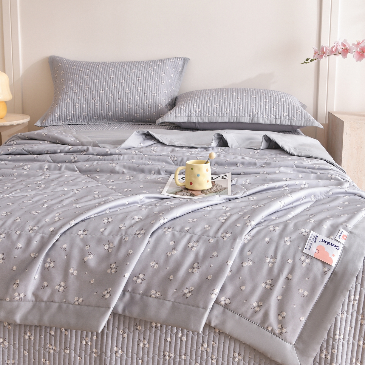 91家纺网 家纺一手货源 找家纺 金艾草 2026新款莫代尔天丝印花夏被床盖四件套三件套 山茶花-灰色