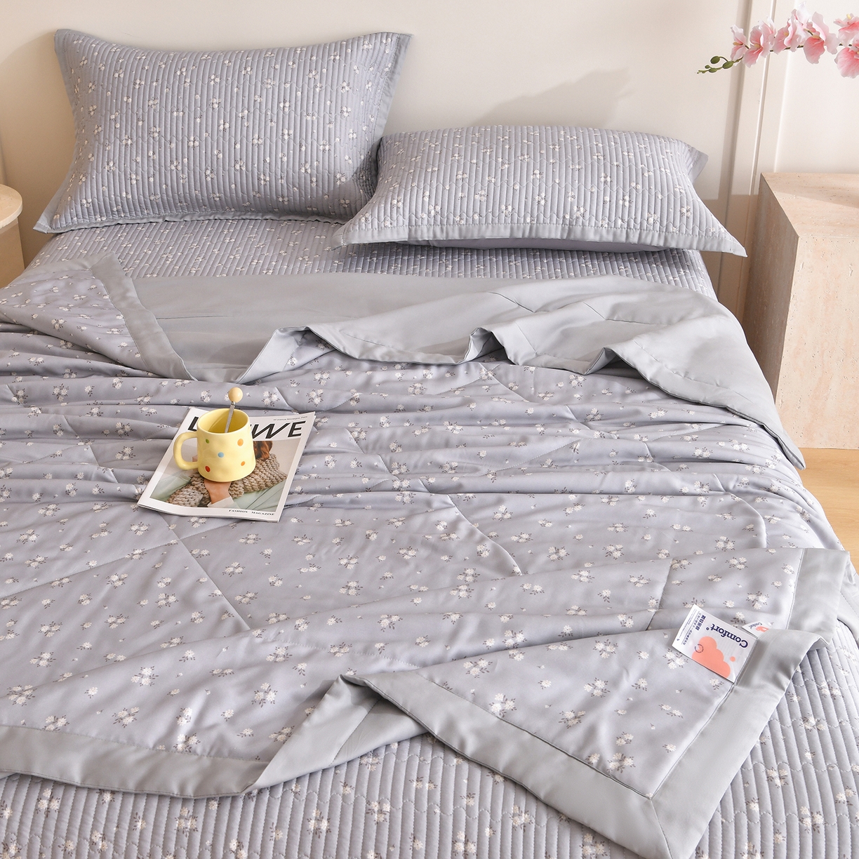 91家纺网 家纺一手货源 找家纺 金艾草 2026新款莫代尔天丝印花夏被床盖四件套三件套 山茶花-灰色