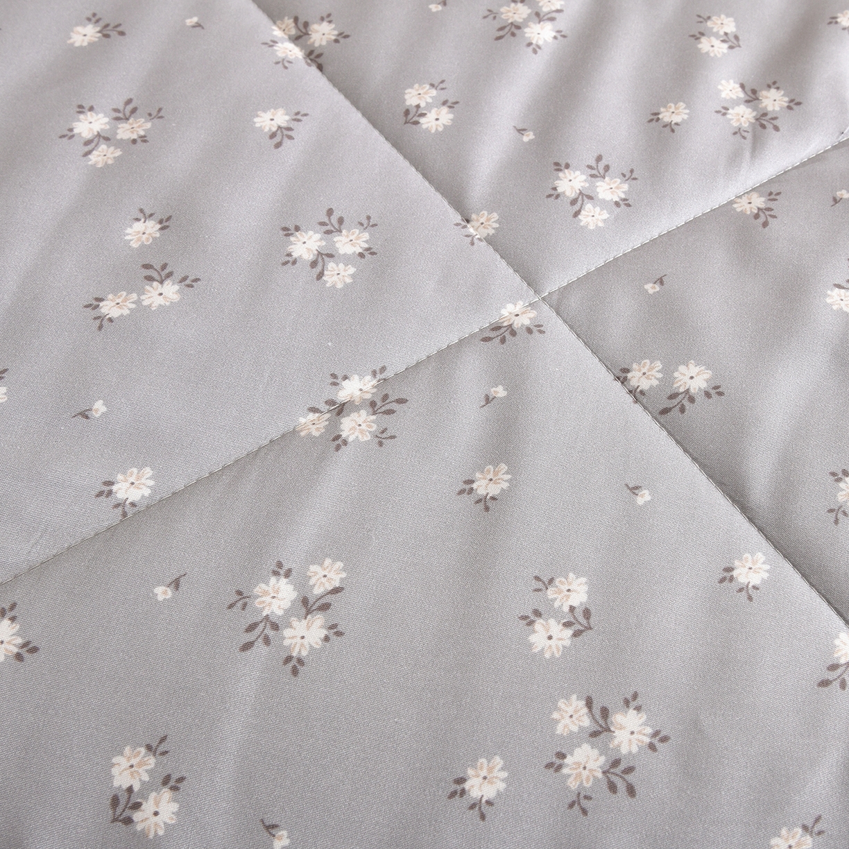 91家纺网 家纺一手货源 找家纺 金艾草 2026新款莫代尔天丝印花夏被床盖四件套三件套 山茶花-灰色