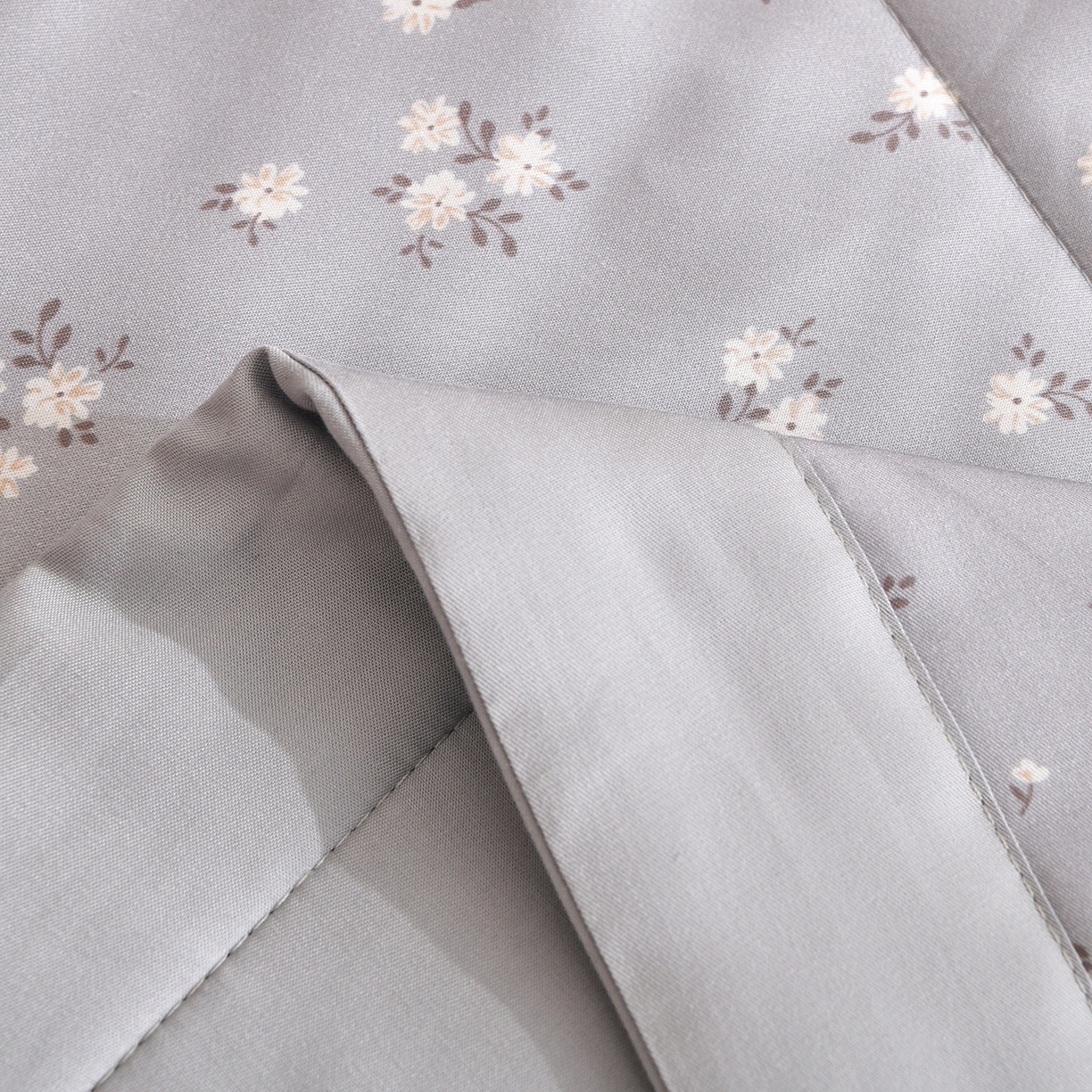 91家纺网 家纺一手货源 找家纺 金艾草 2026新款莫代尔天丝印花夏被床盖四件套三件套 山茶花-灰色