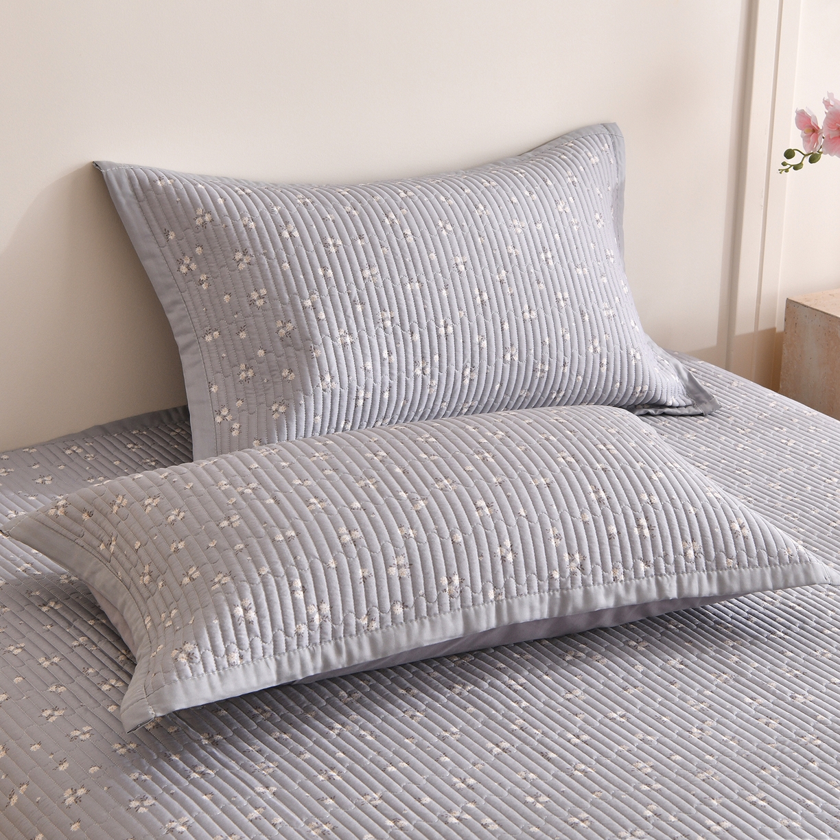 91家纺网 家纺一手货源 找家纺 金艾草 2026新款莫代尔天丝印花夏被床盖四件套三件套 山茶花-灰色