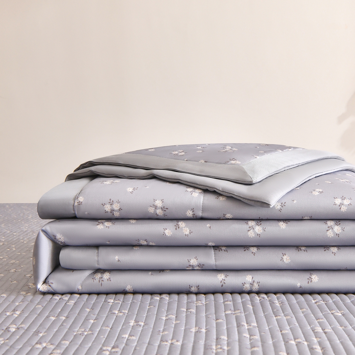 91家纺网 家纺一手货源 找家纺 金艾草 2026新款莫代尔天丝印花夏被床盖四件套三件套 山茶花-灰色