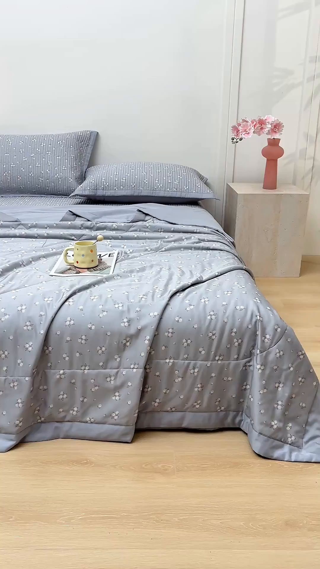 91家纺网 家纺一手货源 找家纺 金艾草 2026新款莫代尔天丝印花夏被床盖四件套三件套 山茶花-灰色
