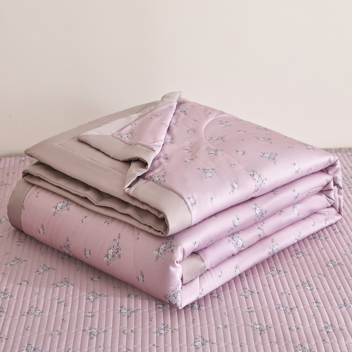 91家纺网 家纺一手货源 找家纺 金艾草 2026新款莫代尔天丝印花夏被床盖四件套三件套 山茶花-紫