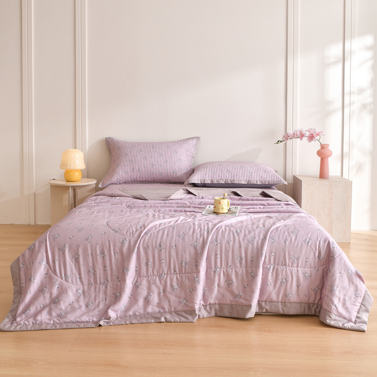 91家纺网 家纺一手货源 找家纺 金艾草 2026新款莫代尔天丝印花夏被床盖四件套三件套 山茶花-紫