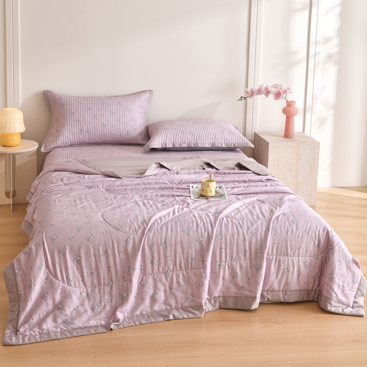 91家纺网 家纺一手货源 找家纺 金艾草 2026新款莫代尔天丝印花夏被床盖四件套三件套 山茶花-紫