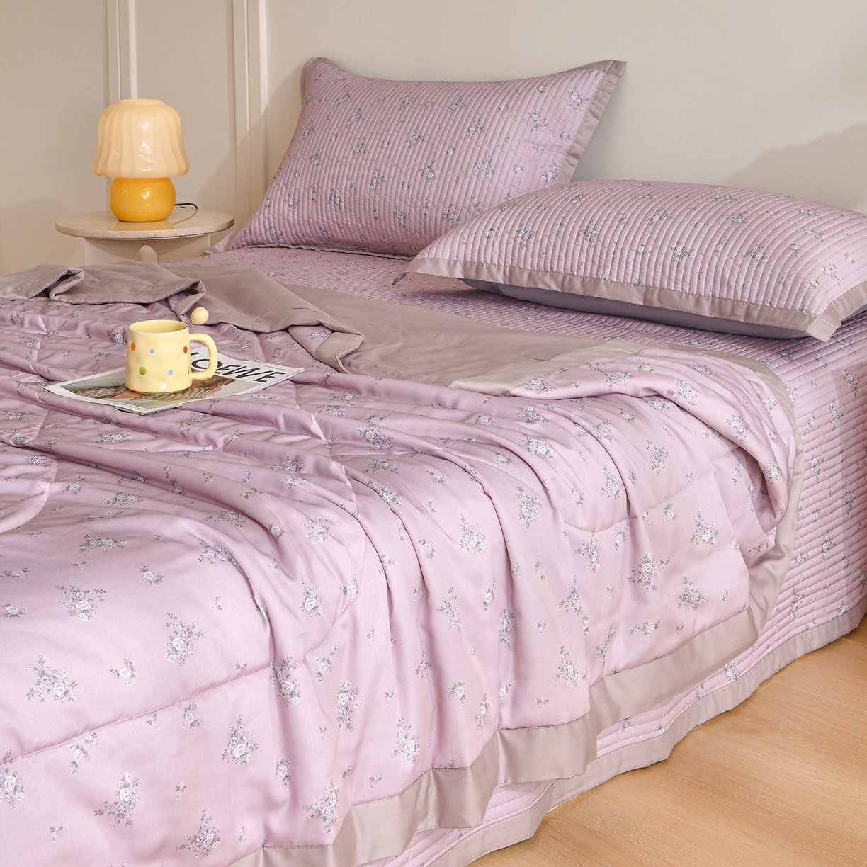 91家纺网 家纺一手货源 找家纺 金艾草 2026新款莫代尔天丝印花夏被床盖四件套三件套 山茶花-紫