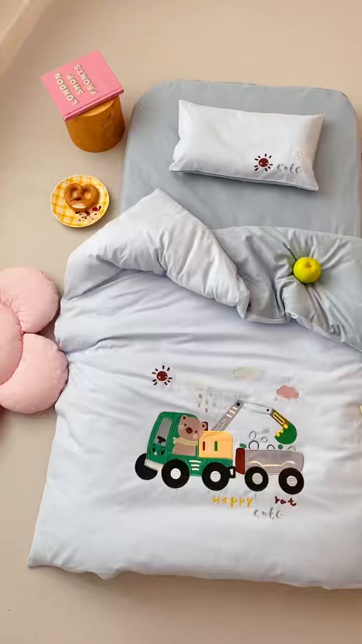 91家纺网 家纺一手货源 找家纺 宝贝优选 2026新款100支澳棉纯棉幼儿园学生三件套多件套 小熊挖土机