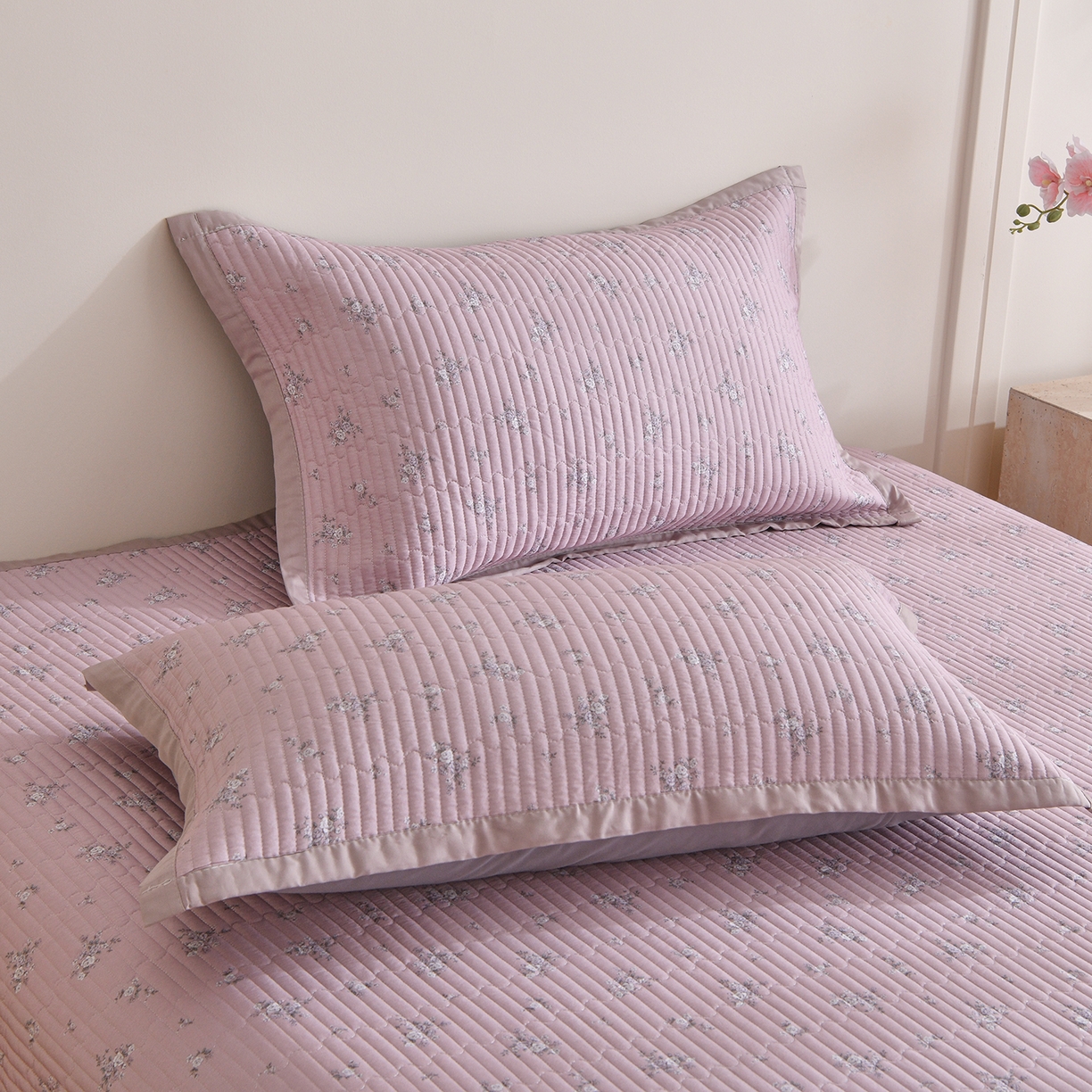 91家纺网 家纺一手货源 找家纺 金艾草 2026新款莫代尔天丝印花夏被床盖四件套三件套 山茶花-紫