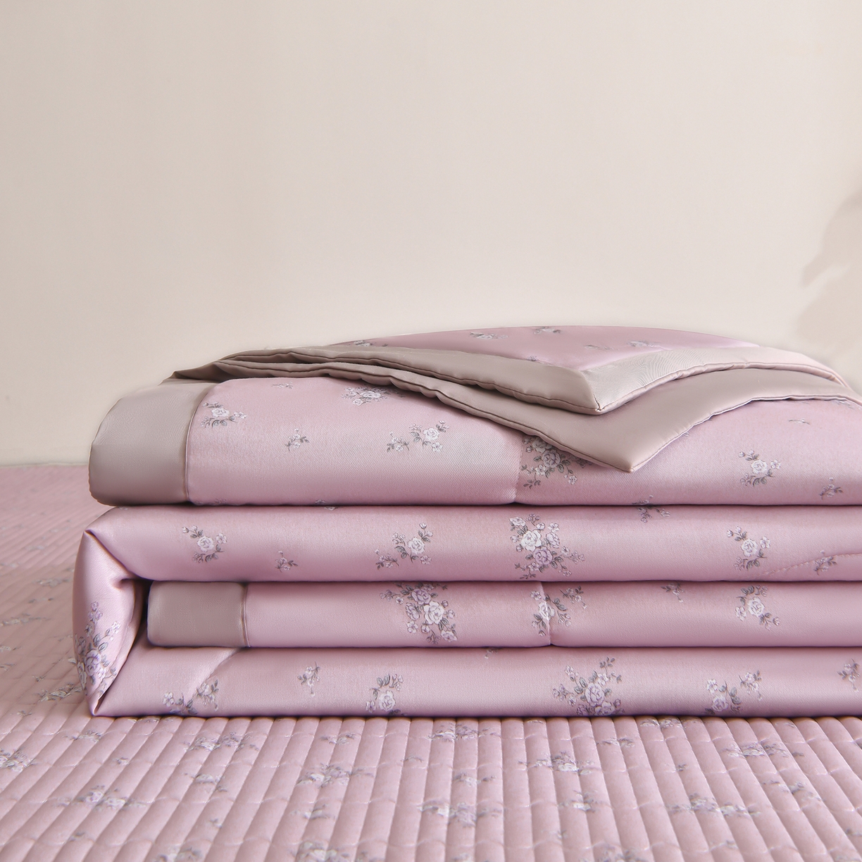 91家纺网 家纺一手货源 找家纺 金艾草 2026新款莫代尔天丝印花夏被床盖四件套三件套 山茶花-紫