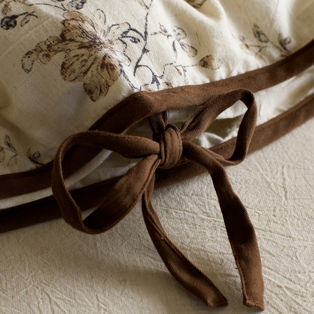 91家纺网 家纺一手货源 找家纺 由丽家纺 2026新款法式复古风棉麻绑带款四件套 古韵繁花